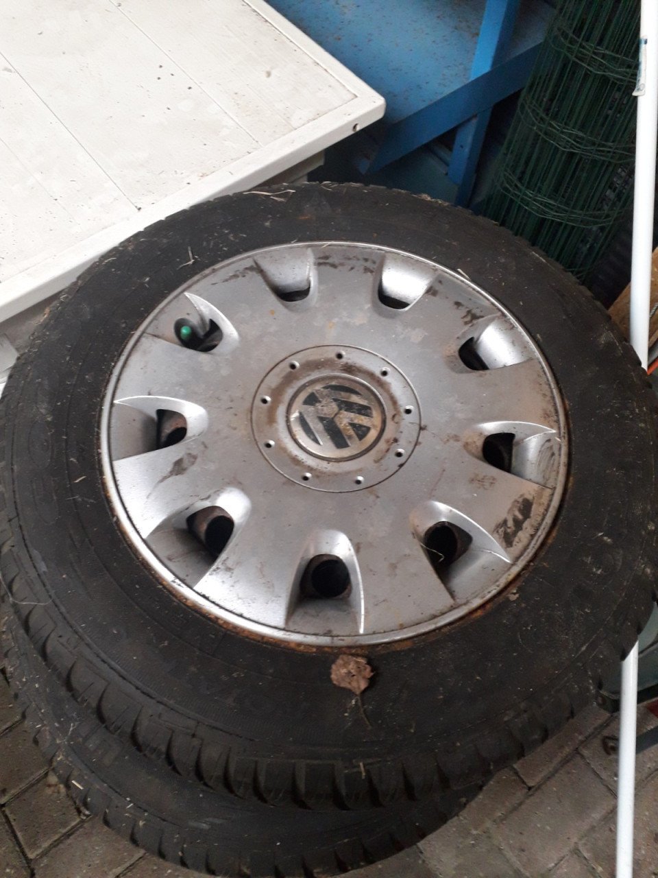 Te koop: 4 velgen, banden en Volkswagen wieldoppen