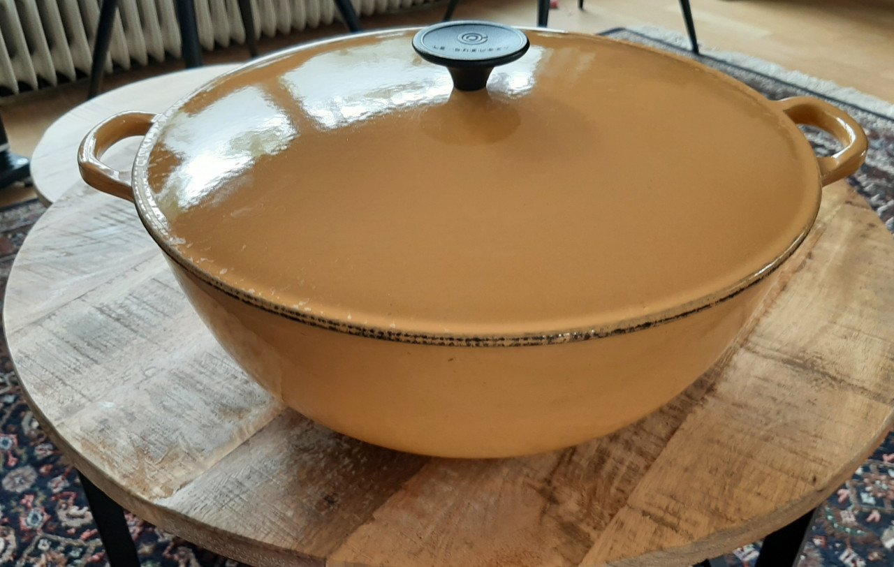 Geëmailleerde gietijzeren wokpan merk Le creuset