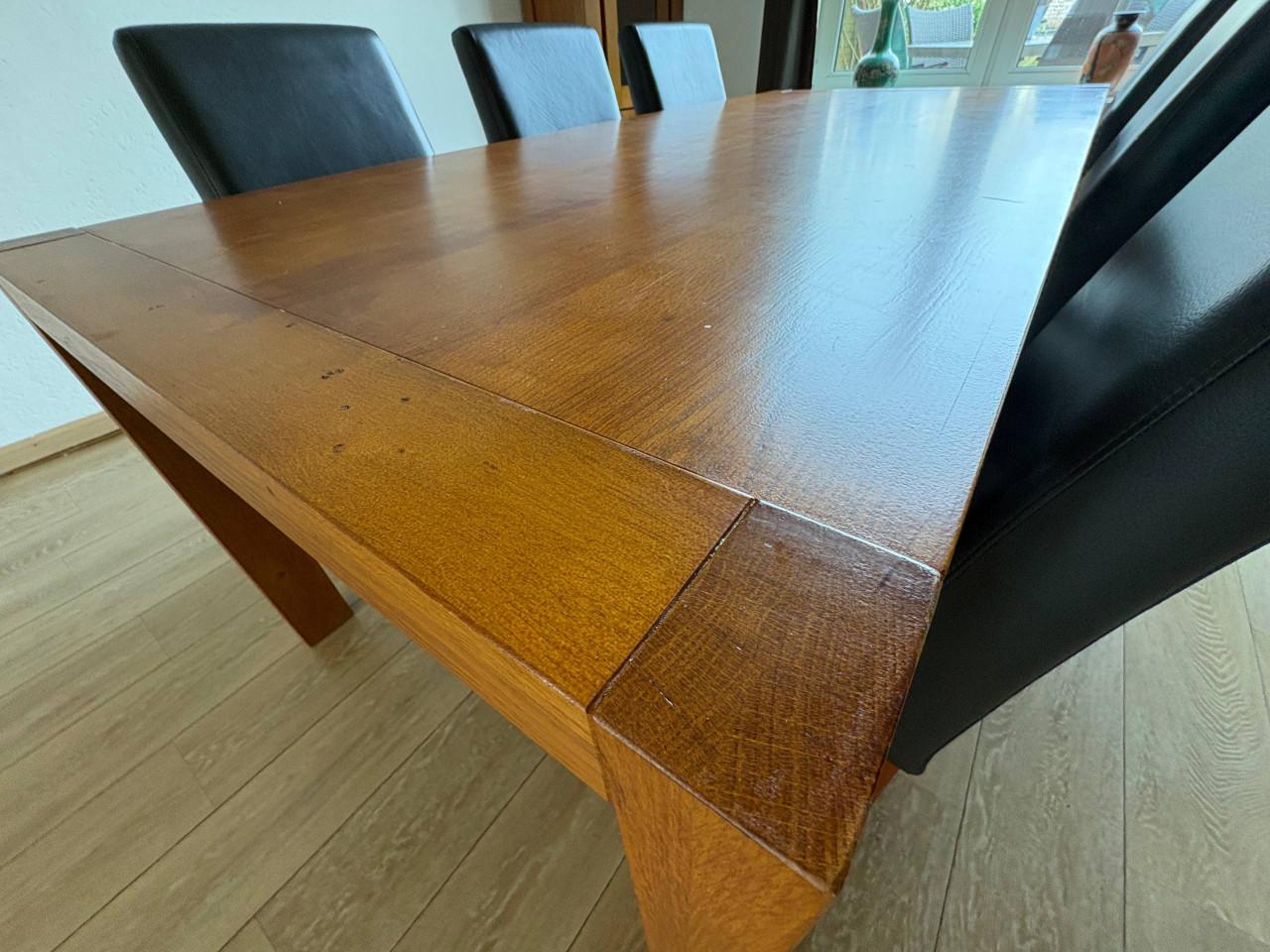 Eettafel met 6 stoelen