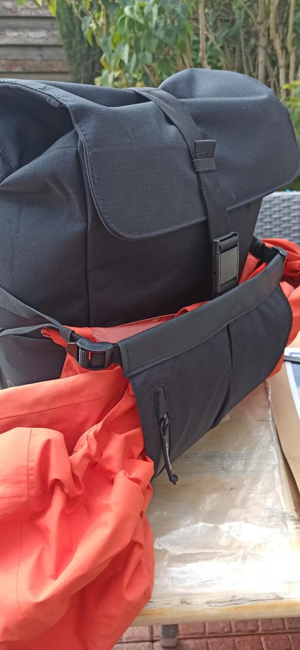 Fietstas Basil Move Schoudertas MIK Hooks 15L - Zwart