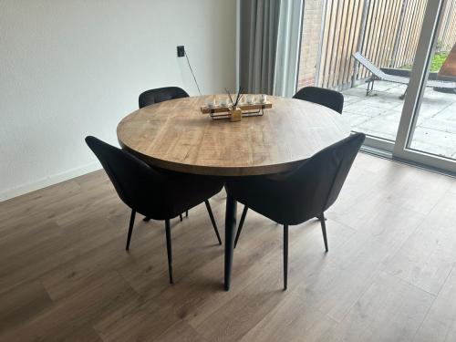Mooie ronde eethoek + bijzet tafels