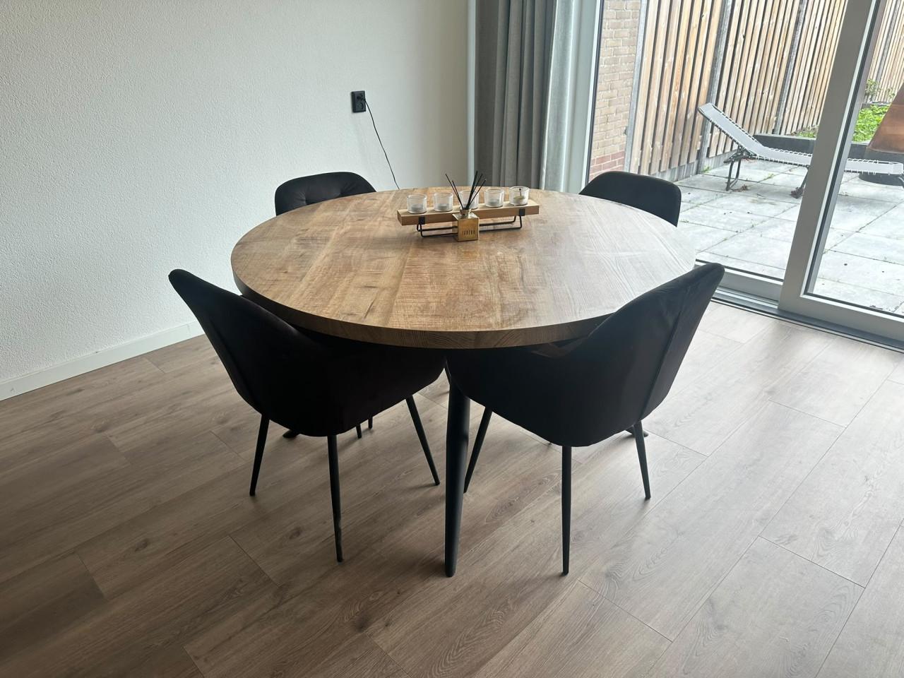 Mooie ronde eethoek + bijzet tafels