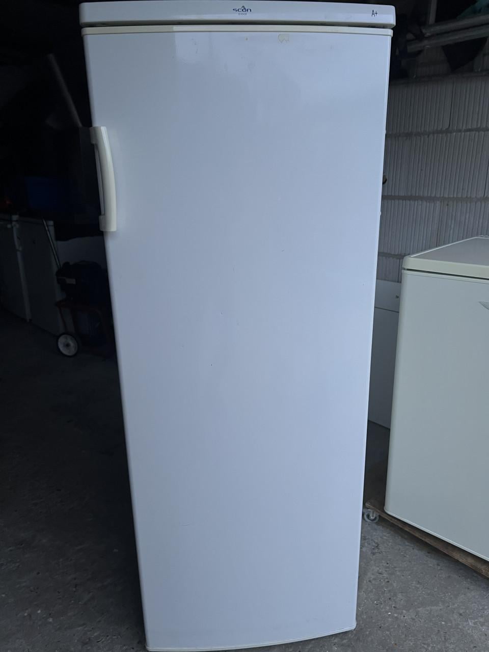 A+. Klasse Koelkast 144x55x57 cm. HBD. 239 liter