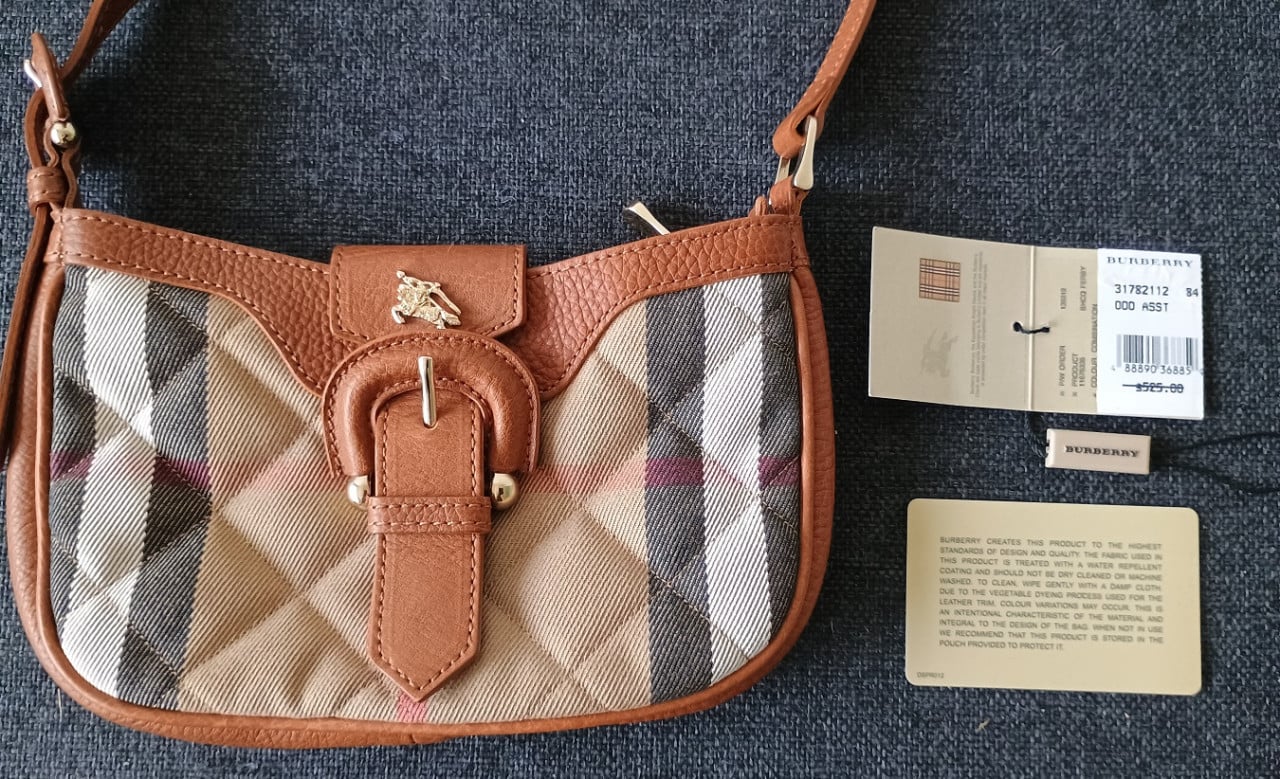 BURBERRY nova check little bag.