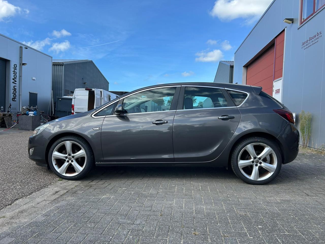 Opel Astra 1.6 Cosmo Executive Airco/Navi/PDC/Cruise/19" LM/Lange APK