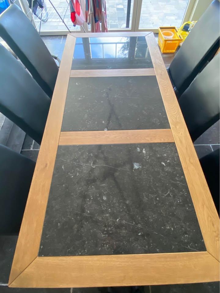 Eetkamer tafel + 6 lederen stoelen