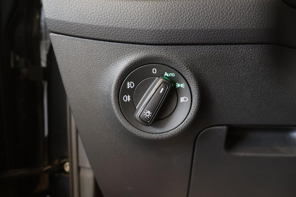 Skoda Kodiaq 1.5 tsi business edition nl auto, trekhaak, stoel en stuur ver