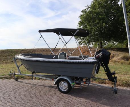 Nette boot met Mercury 20 pk buitenboordmotor en Marlin trailer