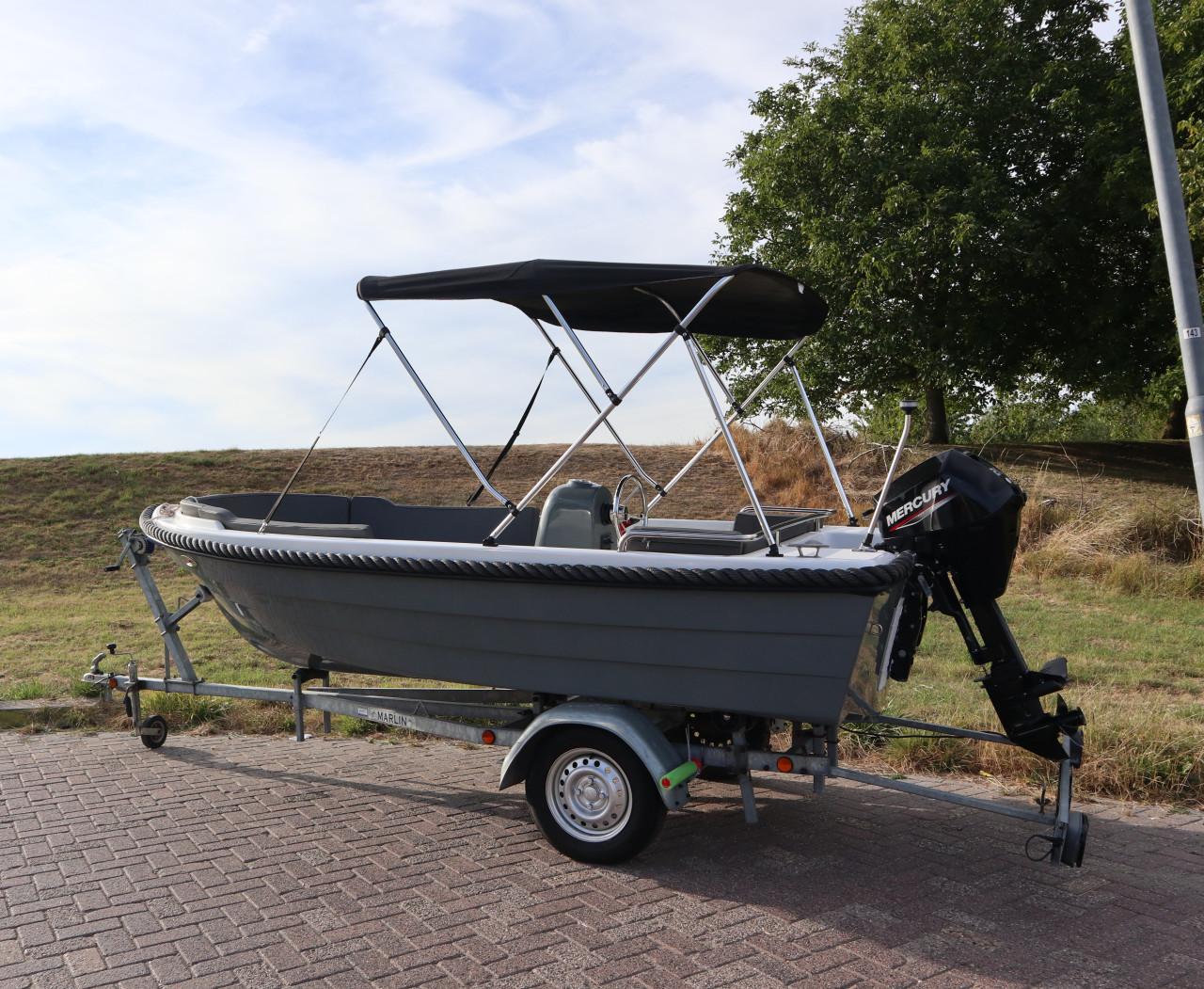 Nette boot met Mercury 20 pk buitenboordmotor en Marlin trailer