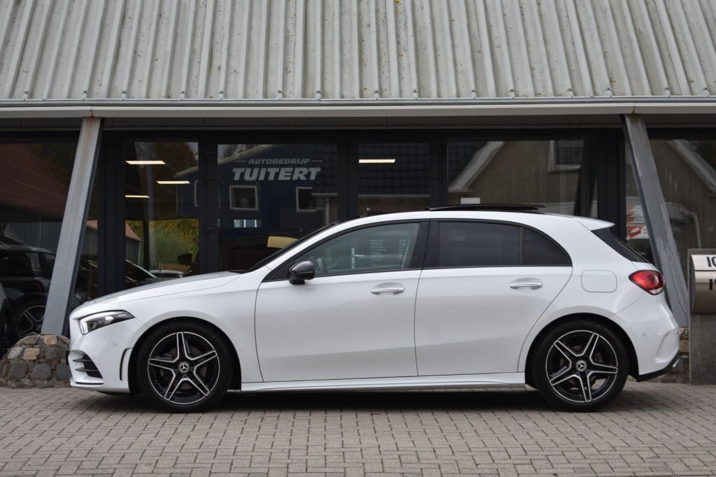 Mercedes-Benz A-Klasse 180 amg night | sfeerverlichting | panoramadak | app