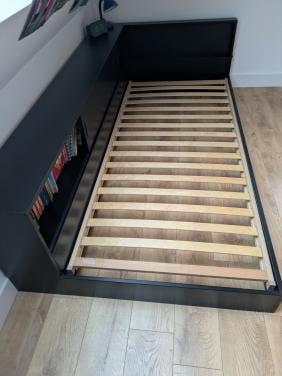 Woood bed met lattenbodem en kast