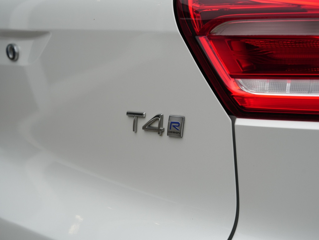 Volvo XC40 t4 190pk r-design| panodak| 360camera| 20''inch| navi| 2 zone cl