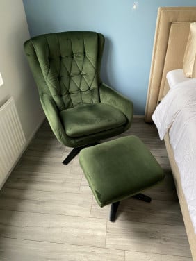 Leunstoel met poef gratis af te halen