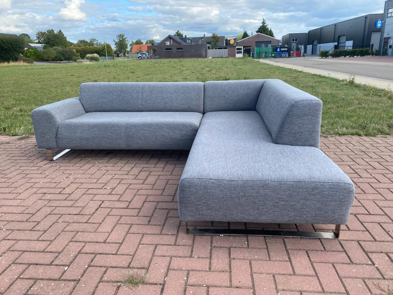 Moderne grijze stoffen hoekbank–Diep comfort–Ruime lounge–Gratis levering