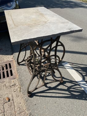 Gietijzeren tafel met hardstenen blad