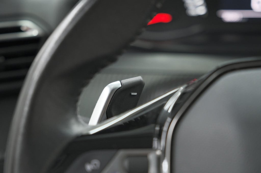 Peugeot 2008 puretech 130 eat8 allure | parkeersensoren | navigatie | apple