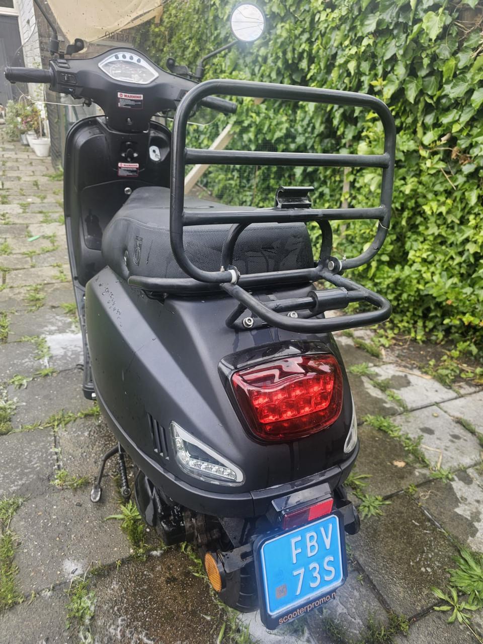 Riva scooter (donkergrijs/zwart)