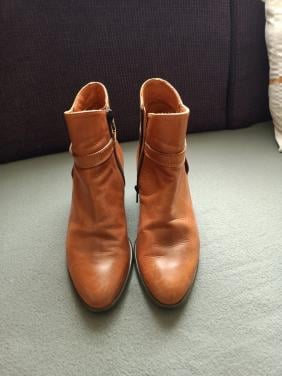 Korte bruine lederen laarsjes