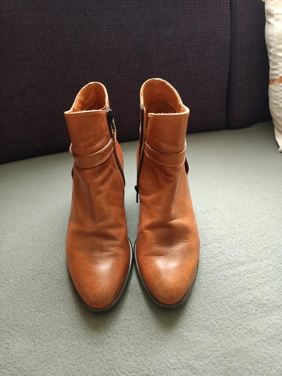 Korte bruine lederen laarsjes