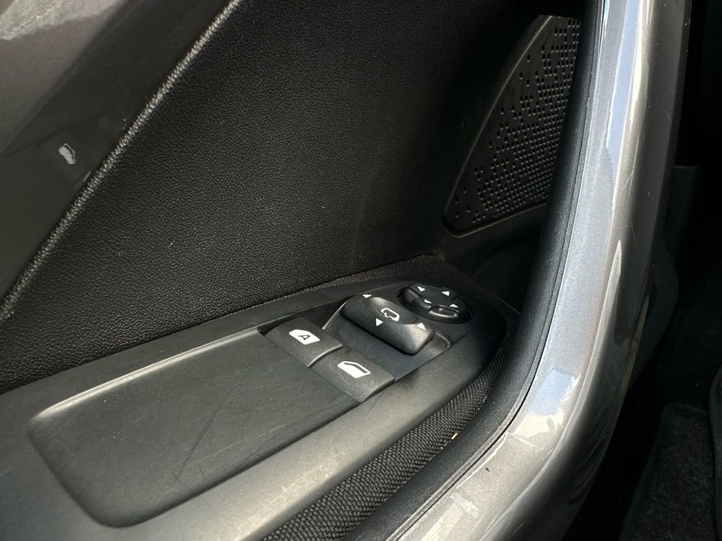 Peugeot 2008 1.2 t blue lion // panoramadak // apple carplay //