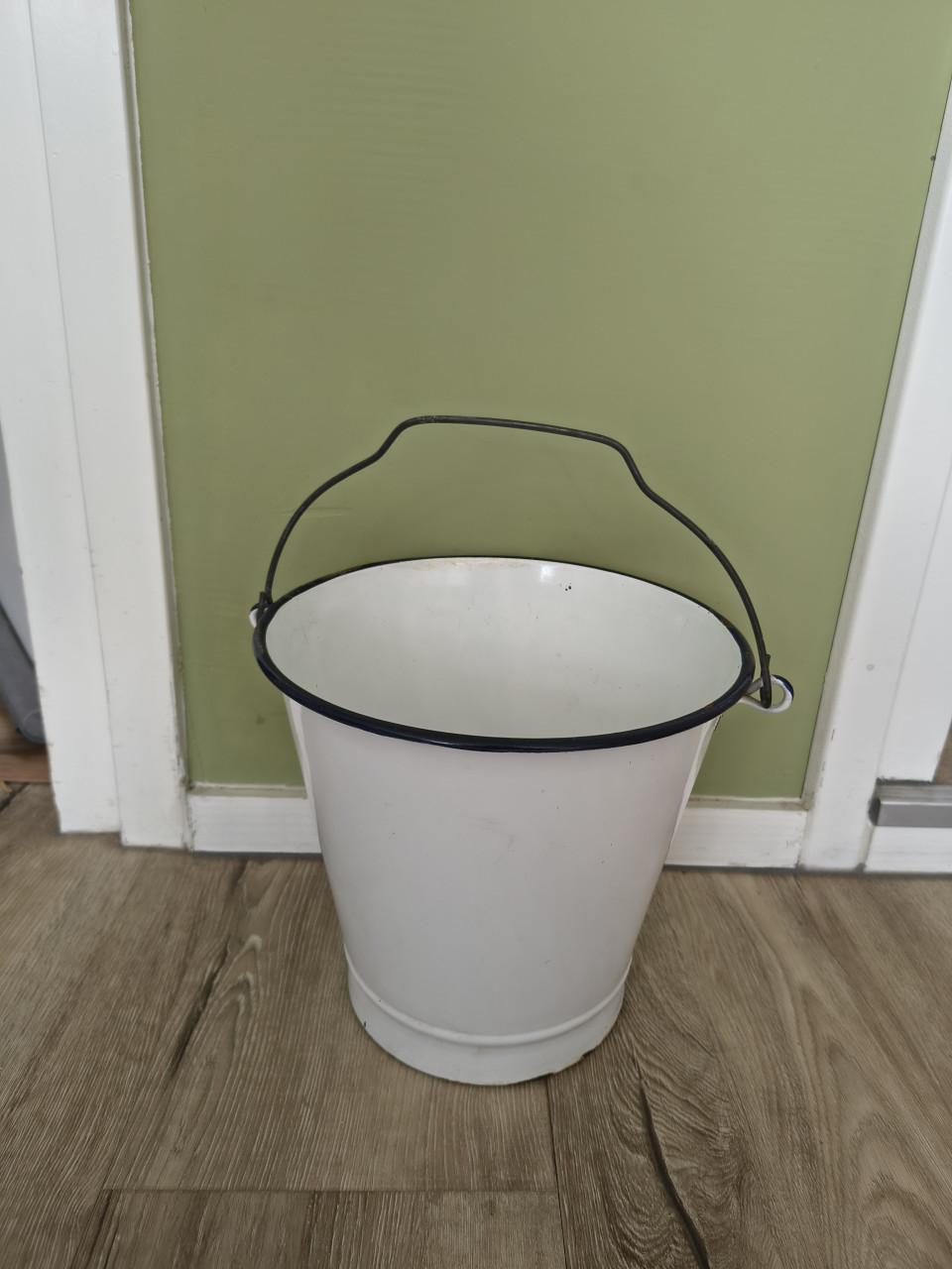 Prachtige witte emaille emmer met hengsel en blauwe rand.