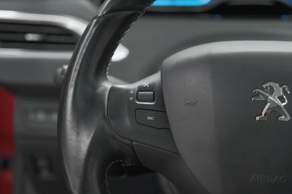 Peugeot 2008 1.2 puretech blue lease executive | all season banden | panora