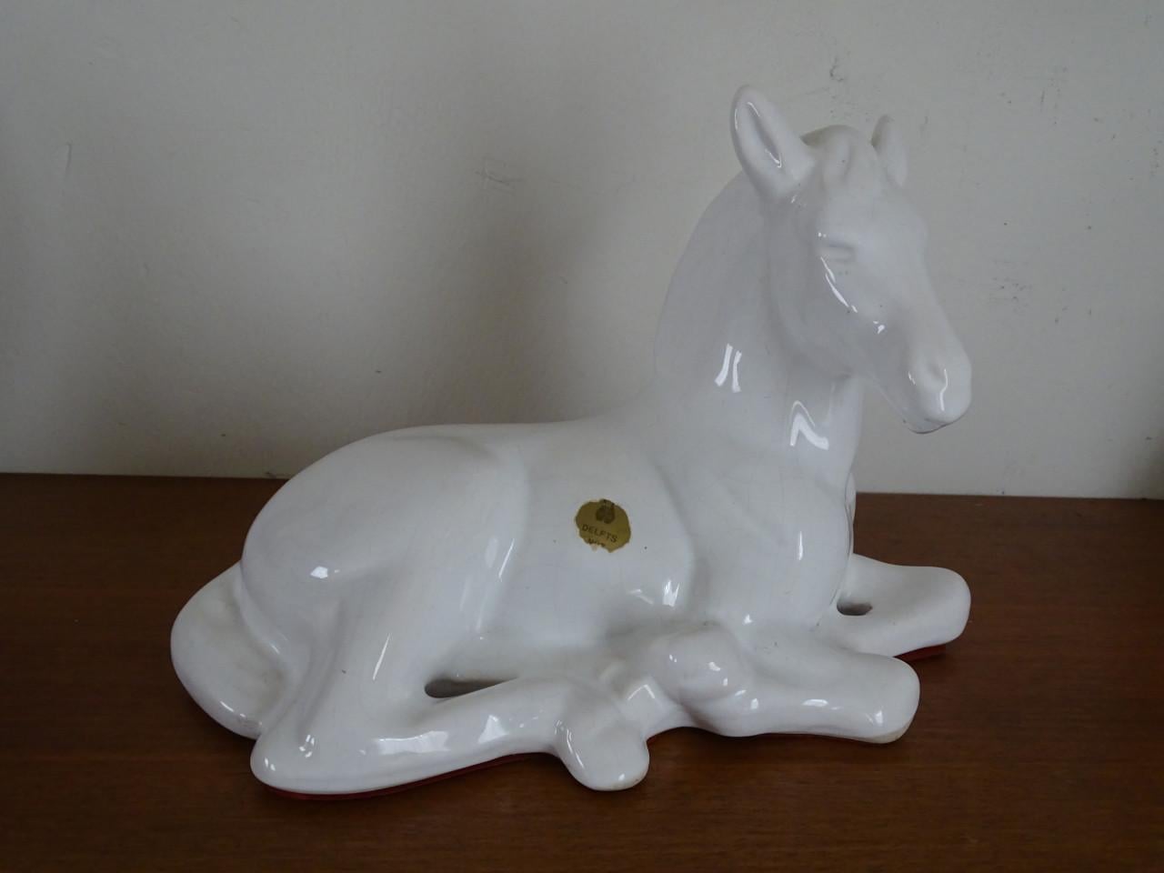 Vintage Delfts Wit plateel Beeld Liggend Paard keramiek