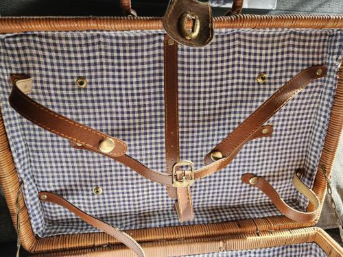 Nieuwe vintage picknickmand met servies voor 4 personen
