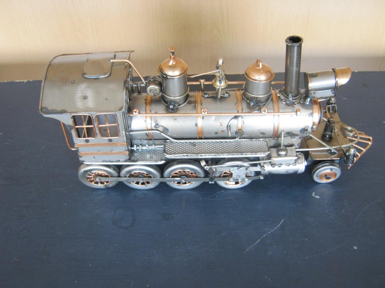 Metalen kunstwerk trein.