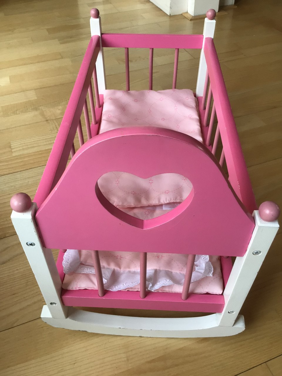 Poppenledikant, reiswieg met popje