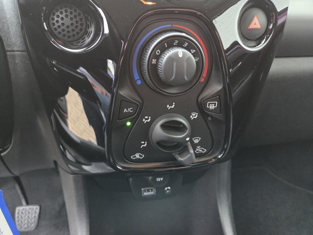 Peugeot 108 1.2 puretech 82 pk allure | lm velgen | getint glas | smartphon