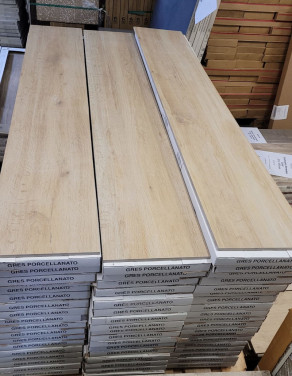 Ca 49 m² houtlook tegels, 25x150, per m² van € 63,- voor