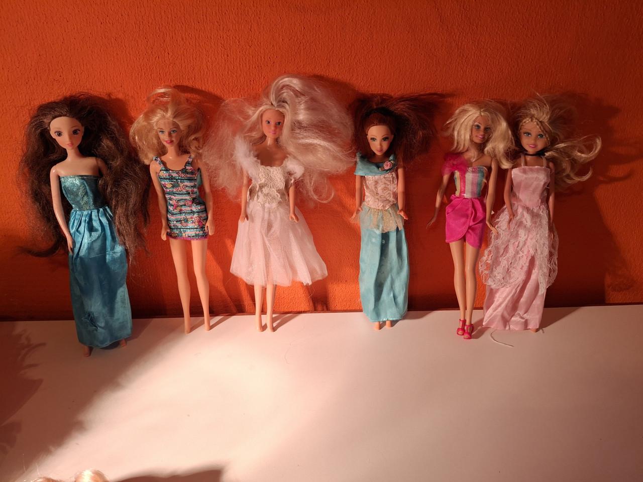 6 Barbies van Mattel