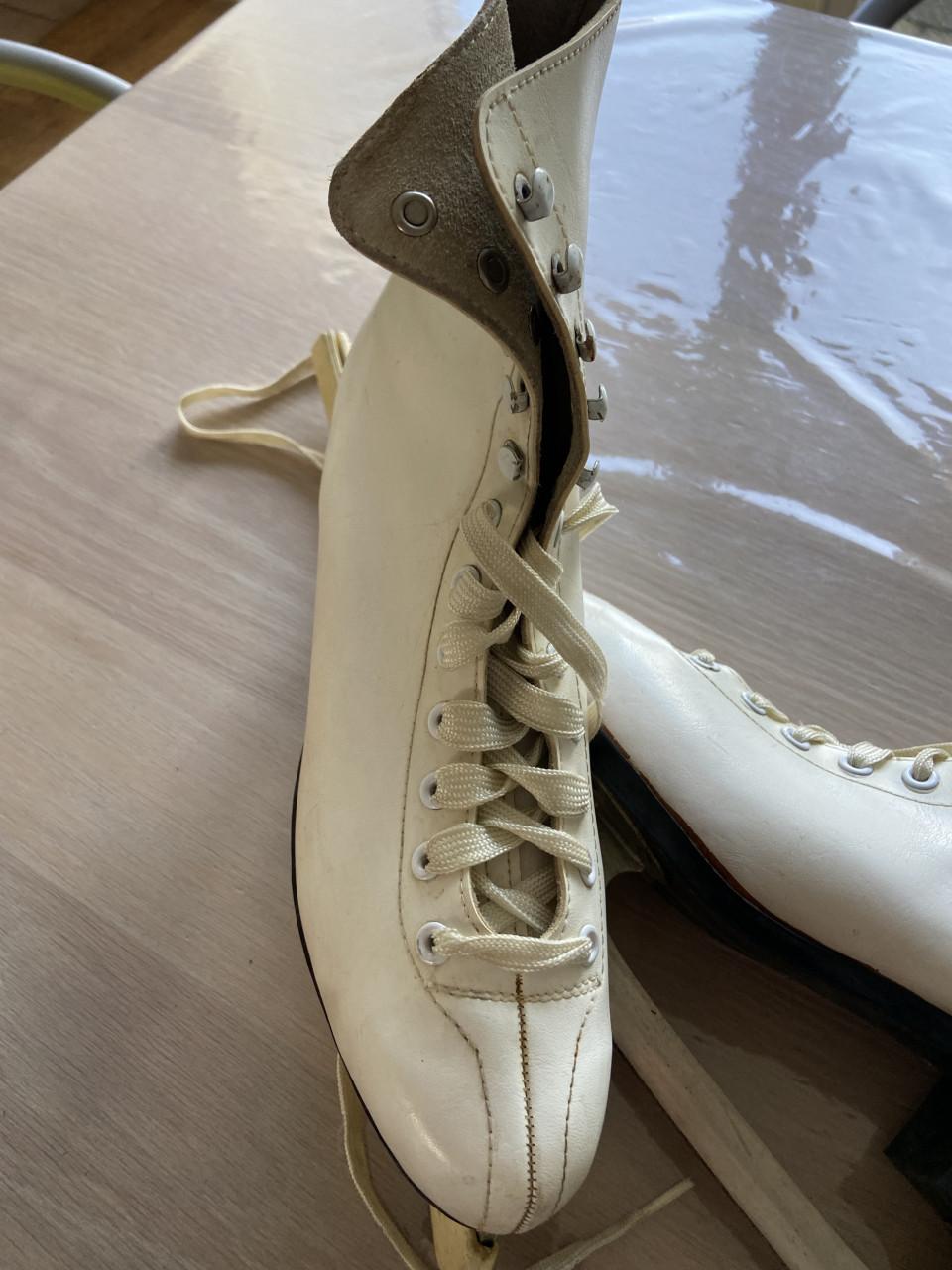 Kunstschaatsen maat 43