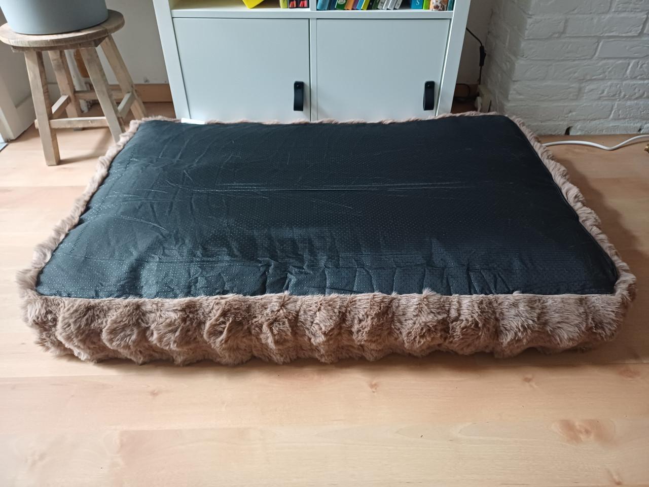 Pom Pom Fur hondenkussen, groot formaat - 100 x 70 x 14 cm