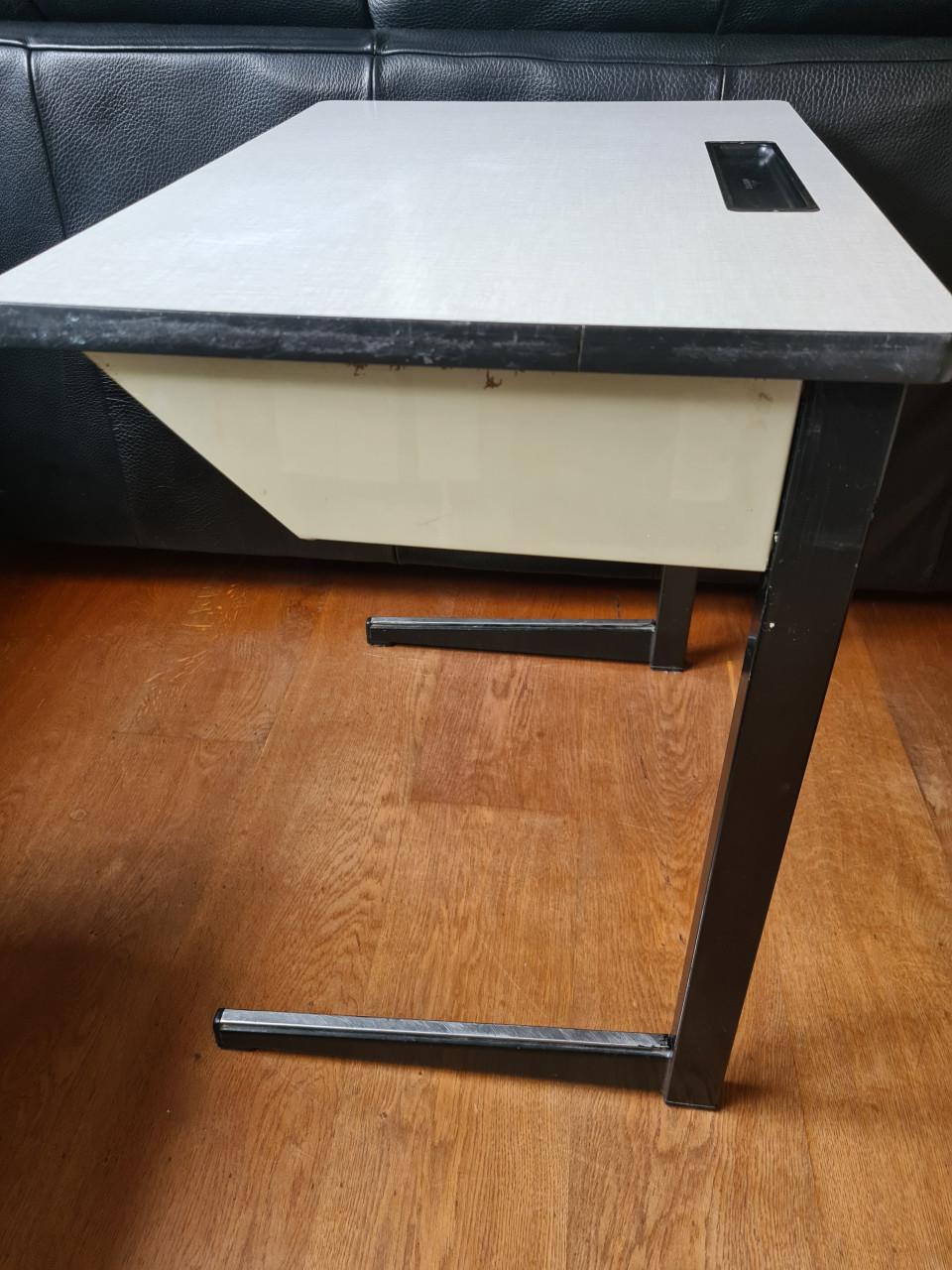 Leuk en handig kindertafeltje met bijpassend stoeltje hout / metaal