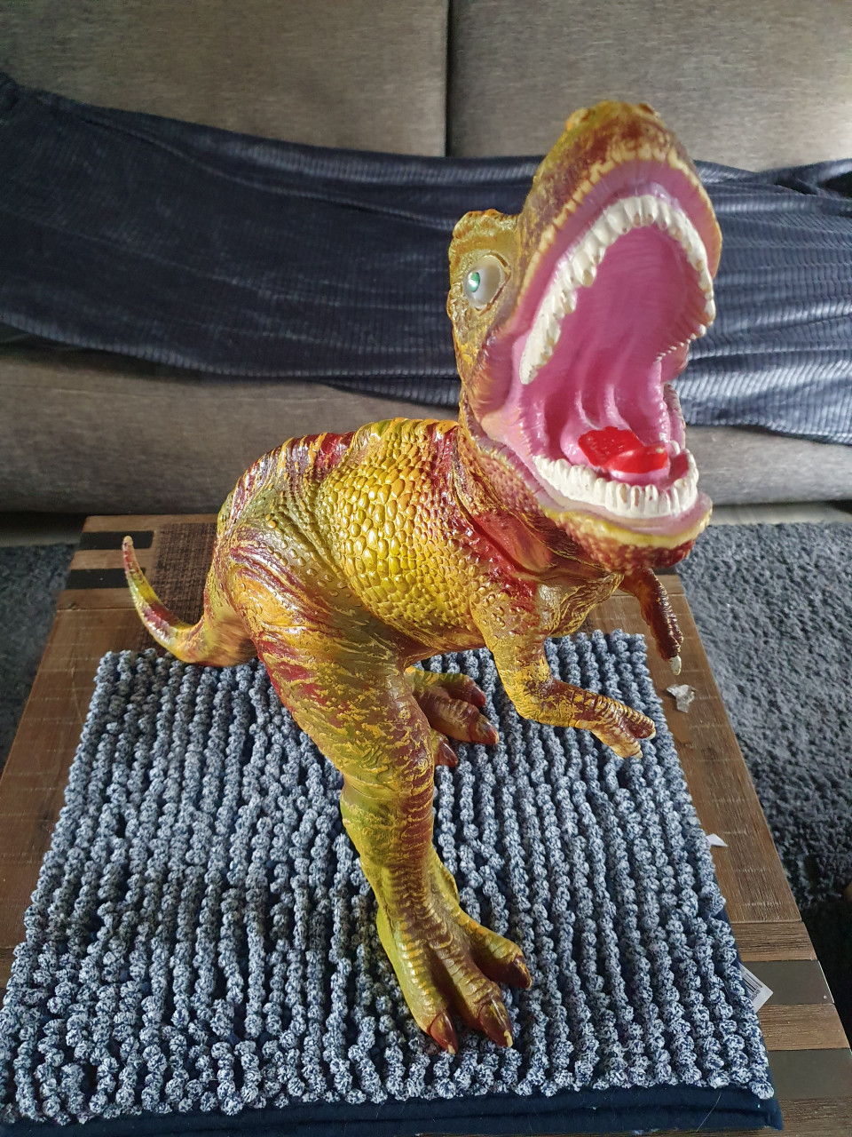 Prachtige heel grote JurassicPark legendarische brullende Tyrannosaurus Rex