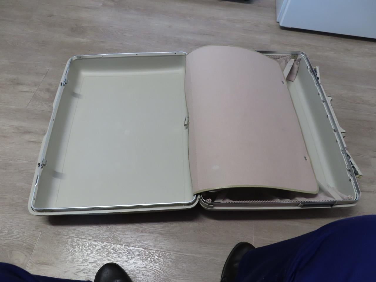 Samsonite koffer €.10,00 Kleur: Wit Lang 68 cm.