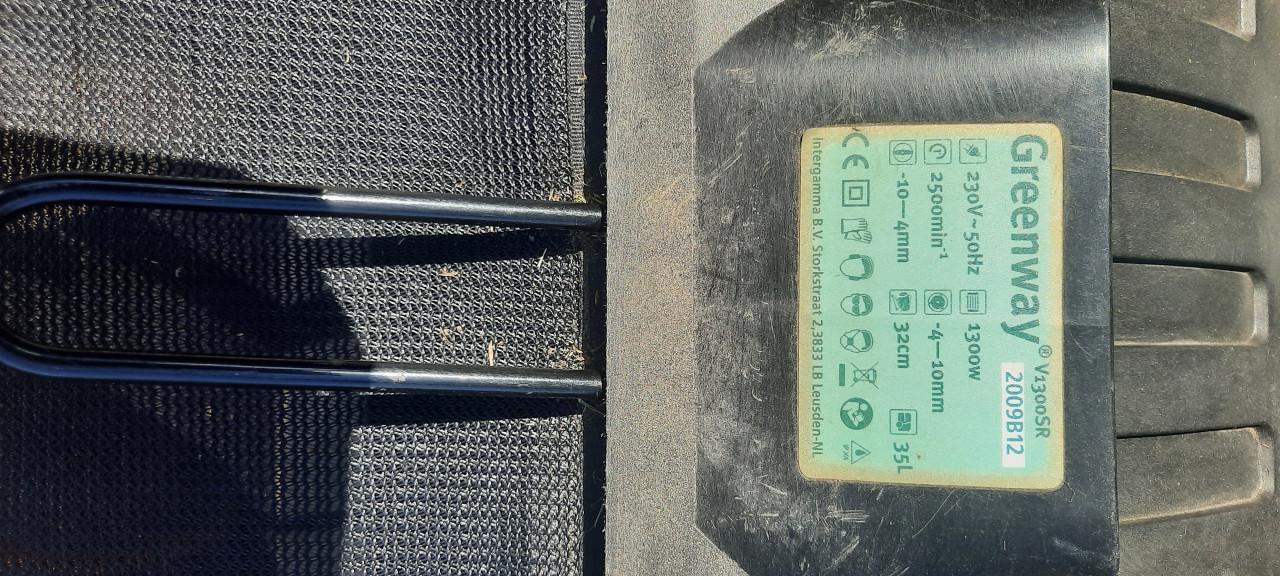 Verticuteermachine met extra rol.