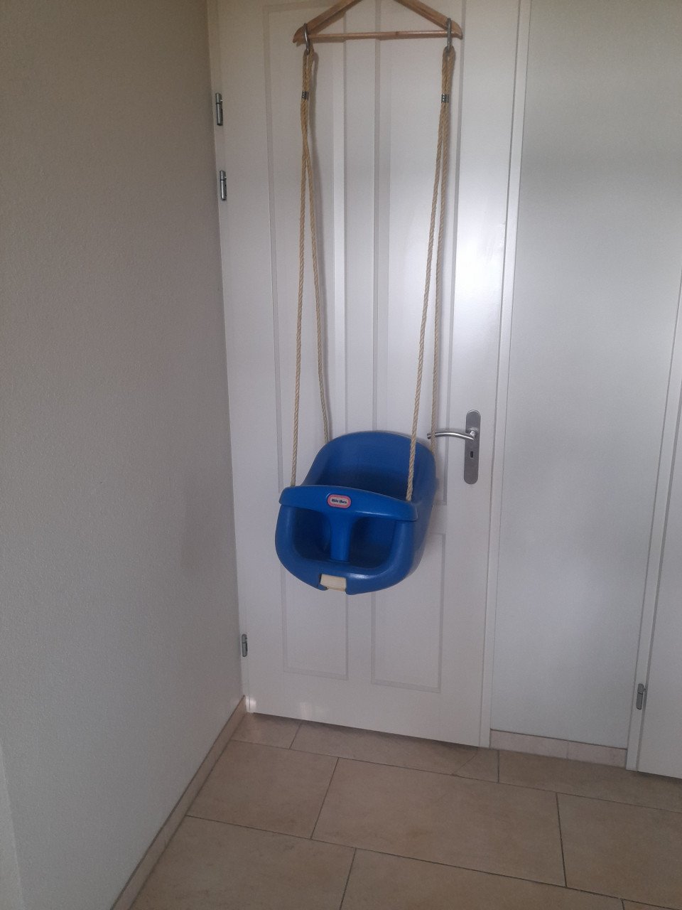 Baby schommel van little tikes met gordel ( in goede staat )