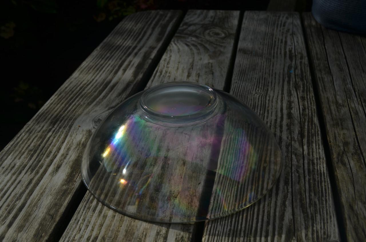 Mooi iriserend glazen schaaltje, gesigneerd