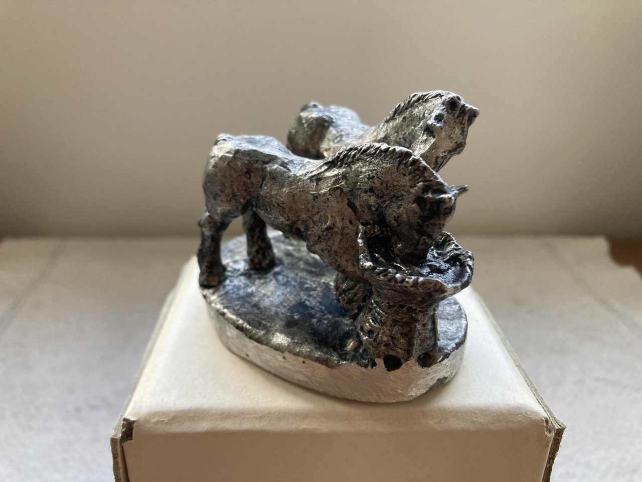 Gegoten aluminium beeldjes van paarden