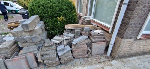 Diverse tuin tegels beton blokken en houtpellet