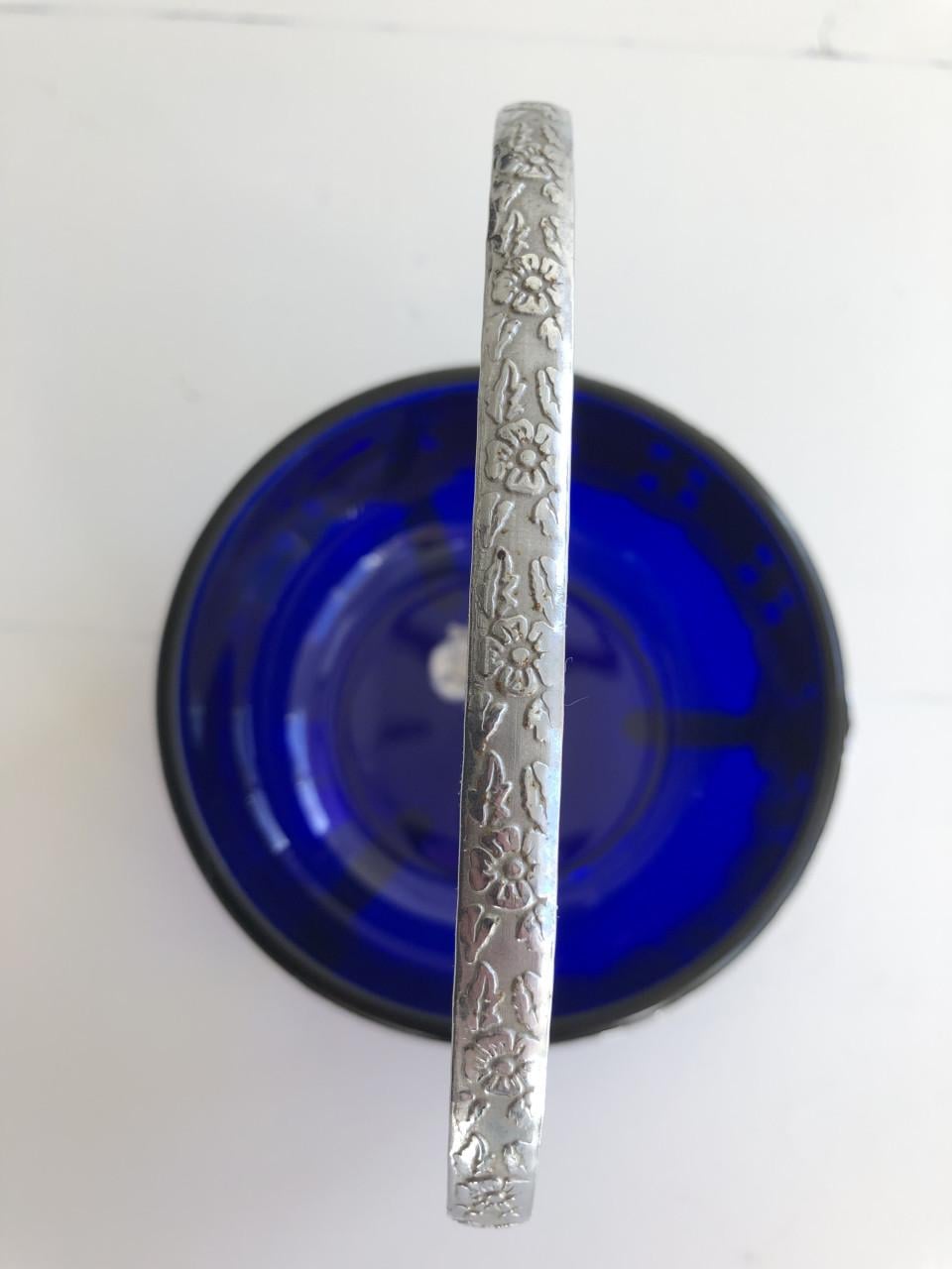 Lief brocante suikerschaaltje van blauw glas in metalen houdertje