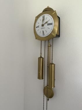 Wandklok met slinger en bel