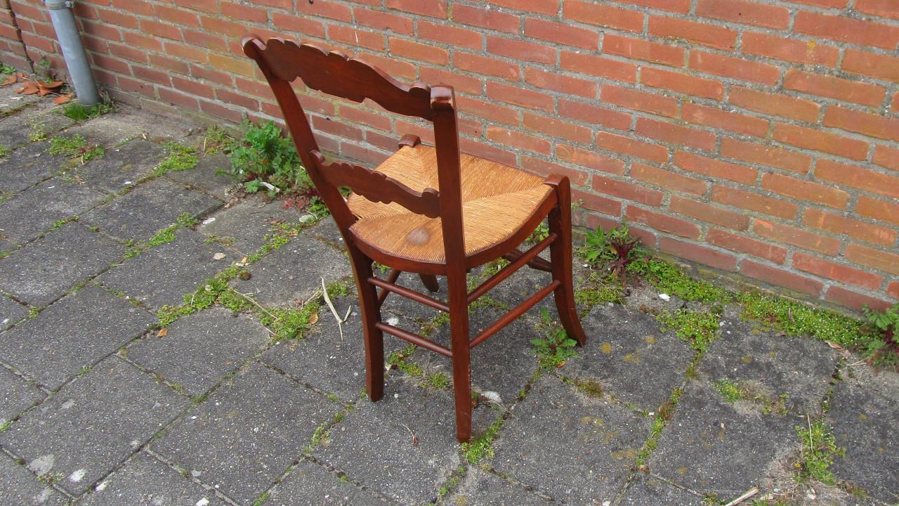 Antieke houten stoel met rieten zitting