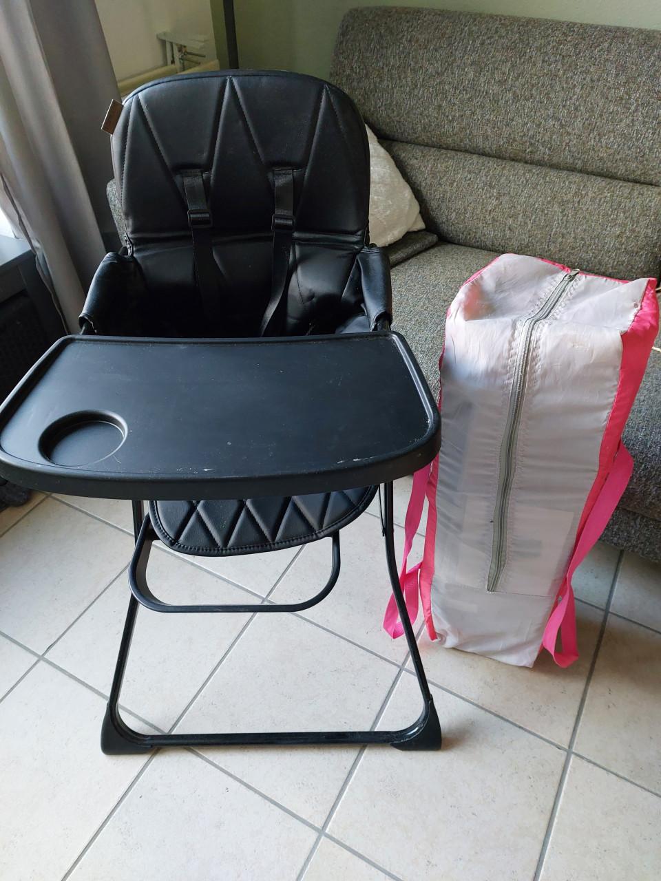 Kinderstoel en campingbedje