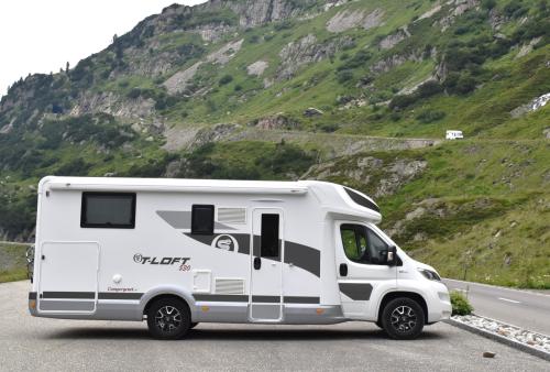 Te Koop: jonge half-integraal camper!