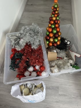 Twee grote bakken vol met kerstspullen