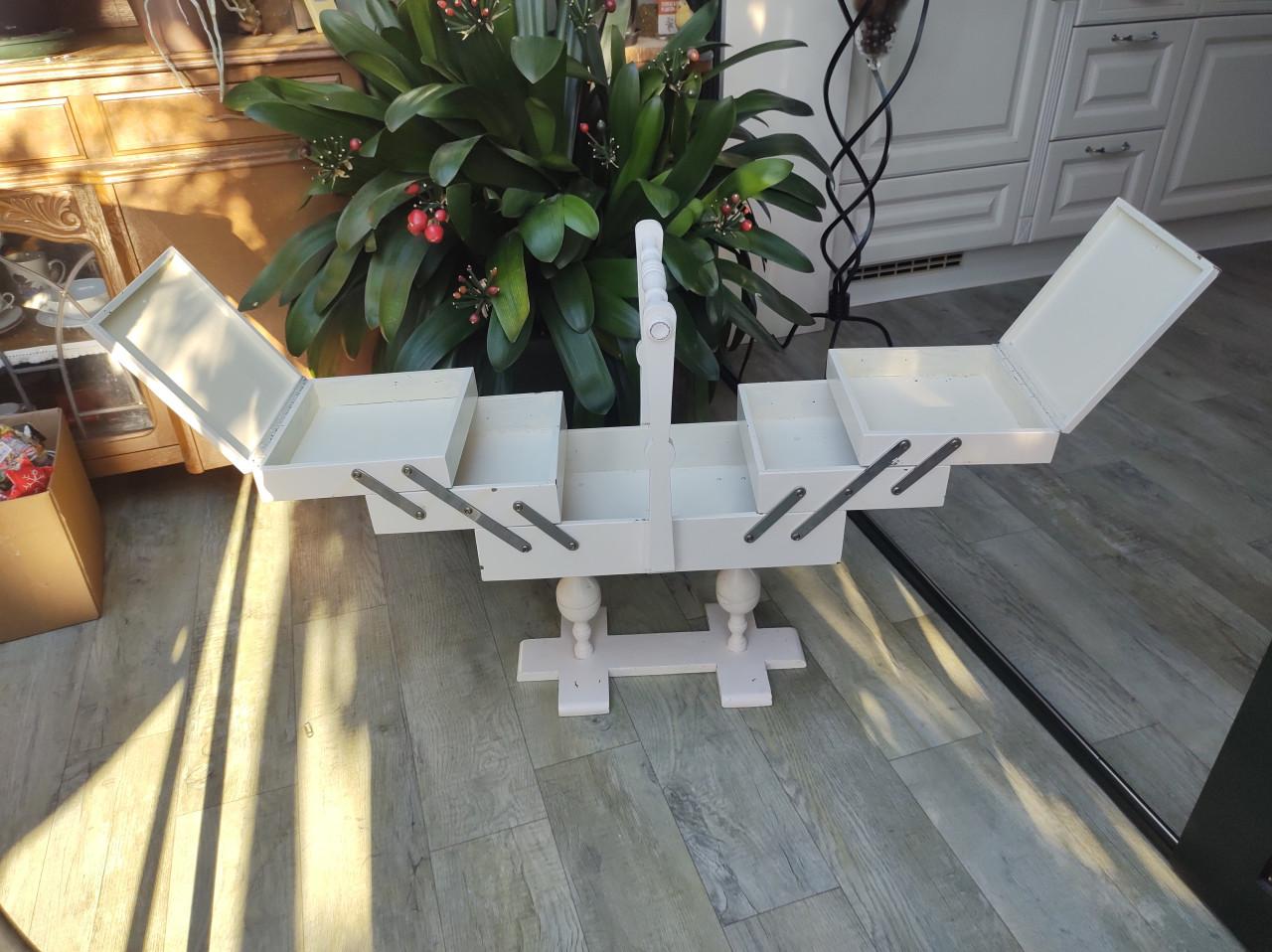 Mooie oude uitklapbare naai-opbergbox of naaikist.